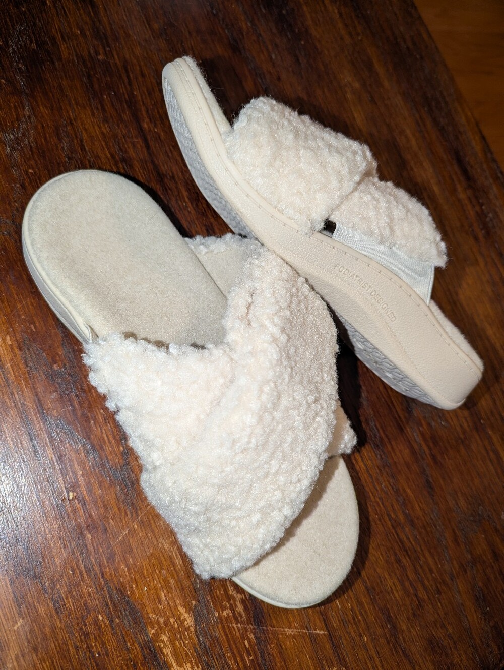Fuzzy Vionic orthopedic slippers - Relax II style - size 9 - cream / off white
